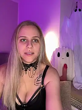 lunawolf21 online show from 10/27/25, 07:20