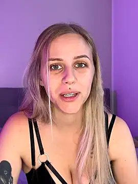 lunawolf21 online show from 11/05/25, 07:33