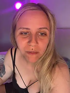lunawolf21 online show from 06/18/26, 07:51