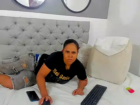 Snapshot of Lunaynick chatting on 09/14/25, 03:18 Lunaynick online show from 09/14/25, 03:18