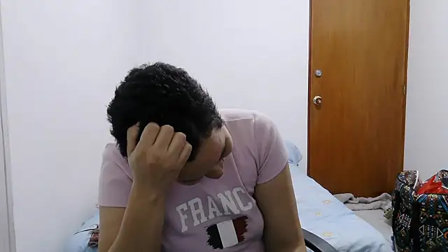 Snapshot of luxandracon23 chatting on 02/04/26, 01:11 luxandracon23 online show from 02/04/26, 01:11