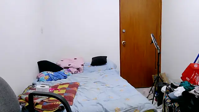 Snapshot of luxandracon23 chatting on 02/18/26, 04:21 luxandracon23 online show from 02/18/26, 04:21