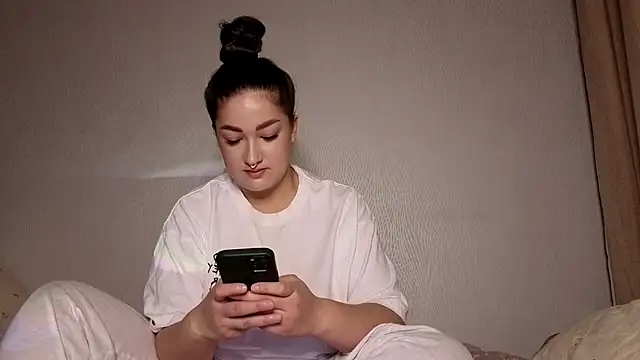 Snapshot of Aria_Blisss chatting on 12/23/25, 01:27 Aria Blisss online show from 12/23/25, 01:27