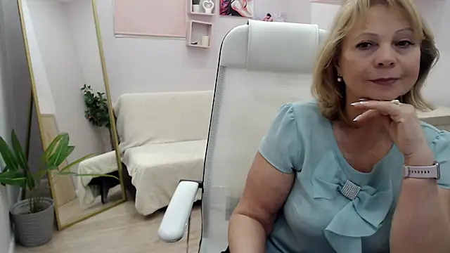 Snapshot of Milla_Cutie18 chatting on 02/27/25, 12:01 Milla Cutie18 online show from 02/27/25, 12:01