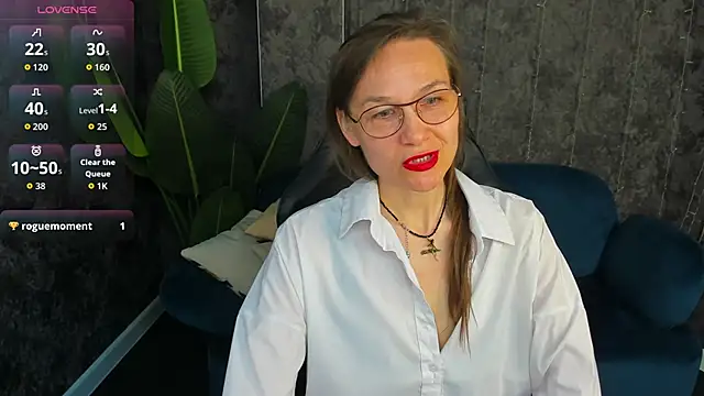 Snapshot of Lillian_White chatting on 05/20/26, 01:02 Lillian White online show from 05/20/26, 01:02