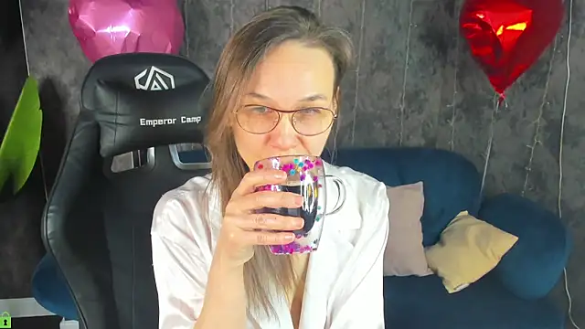 Lillian White online show from 03/02/26, 01:06