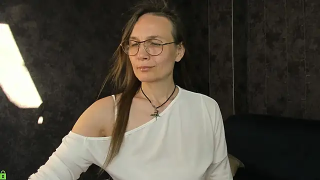 Snapshot of Lillian_White chatting on 06/15/26, 01:06 Lillian White online show from 06/15/26, 01:06