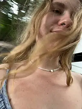 Snapshot of fluffy_bunnyxxx chatting on 12/23/24, 04:55 fluffy bunnyxxx online show from 12/23/24, 04:55