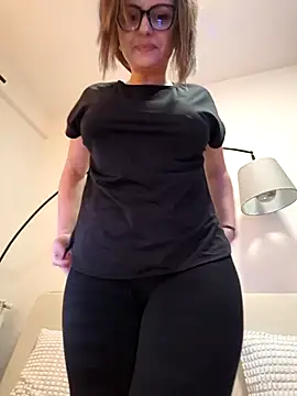 Snapshot of Eelleen chatting on 02/09/26, 02:26 Eelleen online show from 02/09/26, 02:26