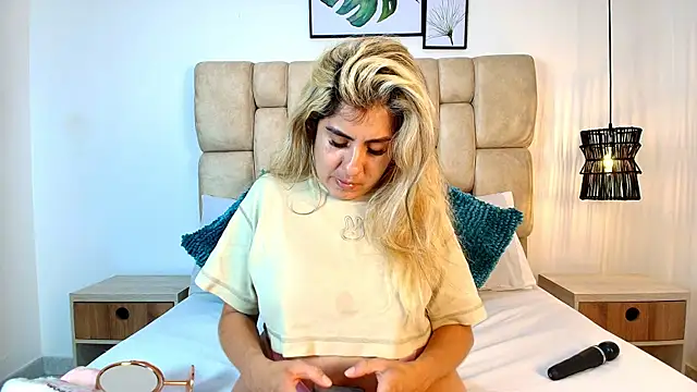 Snapshot of AdharaSmithh chatting on 11/20/25, 07:25 AdharaSmithh online show from 11/20/25, 07:25