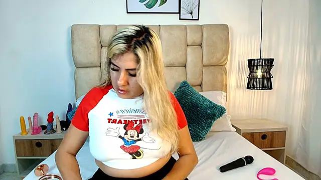 Snapshot of AdharaSmithh chatting on 11/24/25, 07:25 AdharaSmithh online show from 11/24/25, 07:25