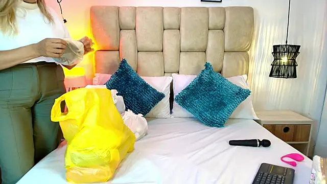 Snapshot of AdharaSmithh chatting on 11/03/25, 07:17 AdharaSmithh online show from 11/03/25, 07:17