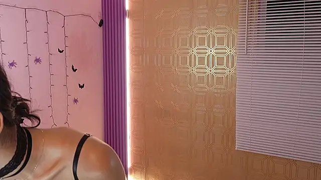 Bella19  online show from 10/28/25, 08:19