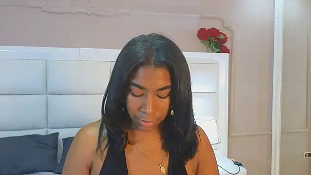 Snapshot of KloheCurvy chatting on 12/15/25, 12:44 KloheCurvy online show from 12/15/25, 12:44