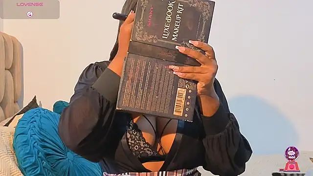 Snapshot of KloheCurvy chatting on 11/17/25, 02:32 KloheCurvy online show from 11/17/25, 02:32