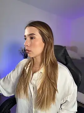 Snapshot of SophieRaily_ chatting on 03/02/26, 10:06 SophieRaily online show from 03/02/26, 10:06