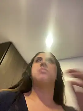 girl anni online show from 03/18/25, 10:15