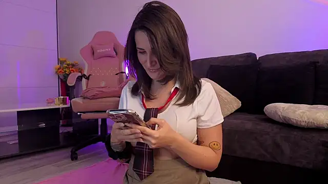 Snapshot of KimSkyex chatting on 10/31/25, 10:01 KimSkyex online show from 10/31/25, 10:01