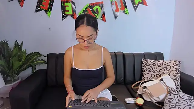 Snapshot of Mia_petite01 chatting on 10/11/25, 10:22 Mia petite01 online show from 10/11/25, 10:22