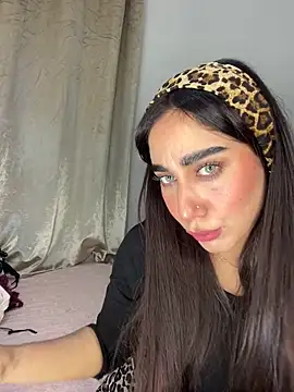 Snapshot of Meryem_Queen chatting on 04/17/26, 11:18 Meryem Queen online show from 04/17/26, 11:18