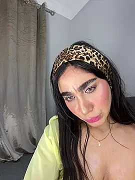 Snapshot of Meryem_Queen chatting on 05/20/26, 01:57 Meryem Queen online show from 05/20/26, 01:57