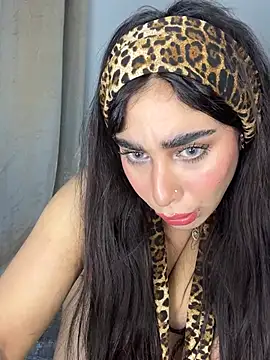 Snapshot of Meryem_Queen chatting on 04/22/26, 10:27 Meryem Queen online show from 04/22/26, 10:27
