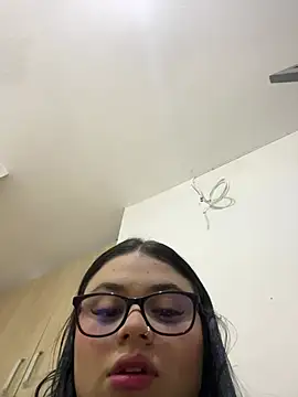 alissonfernandez  online show from 04/22/26, 11:06