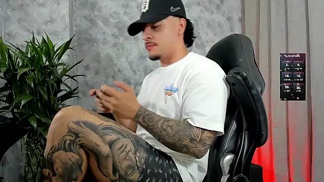 boyc022  online show from 12/23/25, 12:43