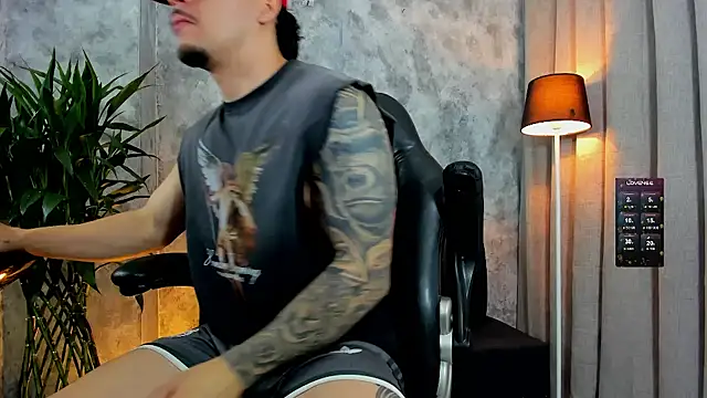 boyc022  online show from 11/25/25, 03:23