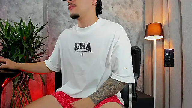 boyc022  online show from 11/18/25, 10:40