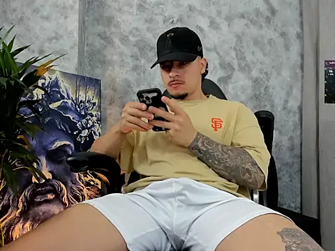 boyc022  online show from 11/11/25, 11:38