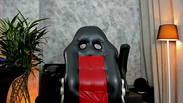 boyc022  online show from 10/07/25, 11:22