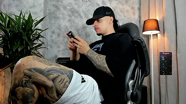 boyc022  online show from 12/01/25, 12:28