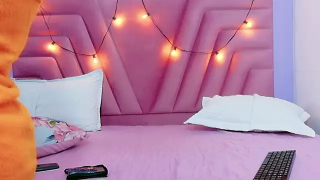 hornybarelylegalgirl online show from 04/11/26, 12:31