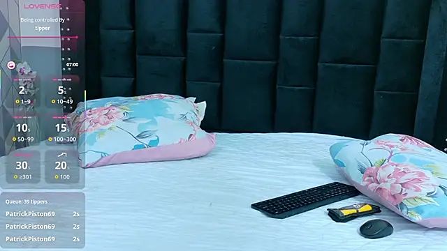 hornybarelylegalgirl online show from 02/08/26, 07:44