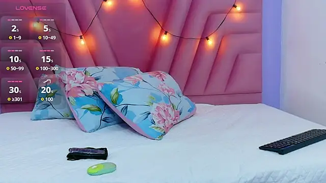 hornybarelylegalgirl online show from 04/23/26, 12:29
