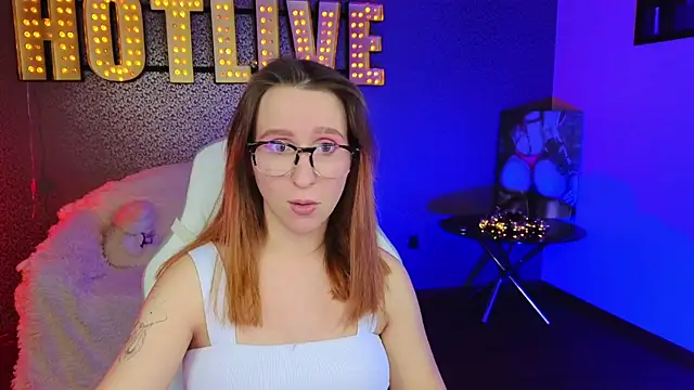 Snapshot of AliceBYKiss chatting on 12/13/24, 04:05 AliceBYKiss online show from 12/13/24, 04:05