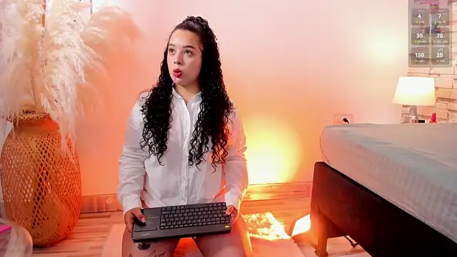 Snapshot of Julieta_333 chatting on 11/20/25, 11:44 Julieta 333 online show from 11/20/25, 11:44