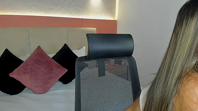 AniiRose online show from 12/16/25, 01:10