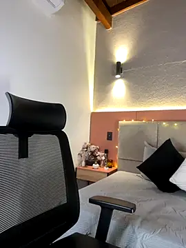 AniiRose online show from 10/04/25, 12:01