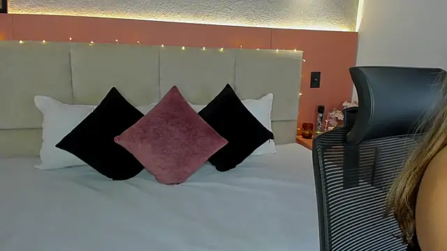 AniiRose online show from 12/17/25, 12:04