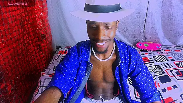 Snapshot of Aroonpapisex chatting on 12/18/24, 02:21 Aroonpapisex online show from 12/18/24, 02:21