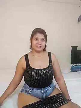 Snapshot of Stylevoluptuousvycky chatting on 01/22/25, 02:48 Stylevoluptuousvycky online show from 01/22/25, 02:48