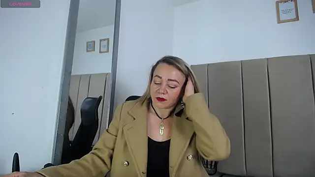 Snapshot of Lupiita223 chatting on 03/21/25, 01:45 Lupiita223 online show from 03/21/25, 01:45