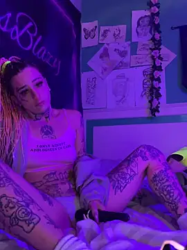 BlazyKitsune- online show from 04/21/26, 06:58