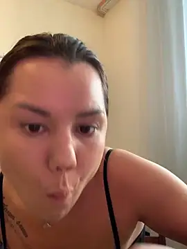 Snapshot of MiraMiss chatting on 10/30/25, 10:13 MiraMiss online show from 10/30/25, 10:13