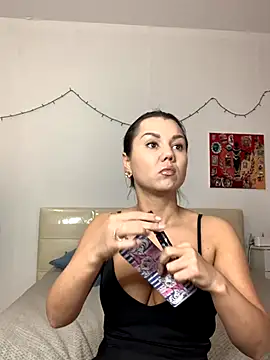 Snapshot of MiraMiss chatting on 11/29/25, 07:30 MiraMiss online show from 11/29/25, 07:30