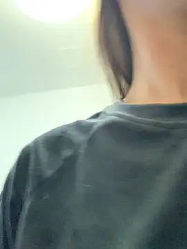 Snapshot of MiraMiss chatting on 12/18/25, 08:08 MiraMiss online show from 12/18/25, 08:08