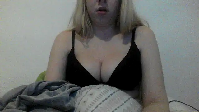 Snapshot of bunnyamy chatting on 01/01/25, 08:26 bunnyamy online show from 01/01/25, 08:26