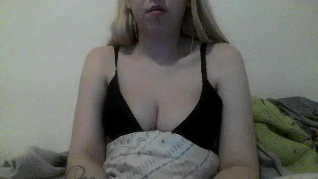 Snapshot of bunnyamy chatting on 01/01/25, 11:29 bunnyamy online show from 01/01/25, 11:29